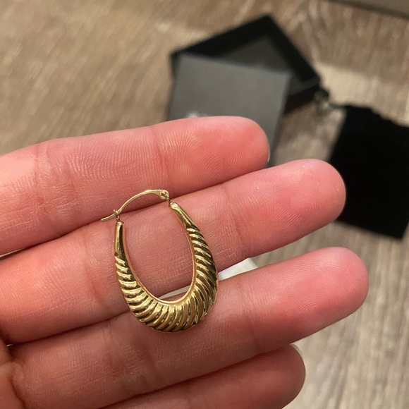 Macy’s 14K gold ribbed oval hoop earrings - Picture 1 of 5